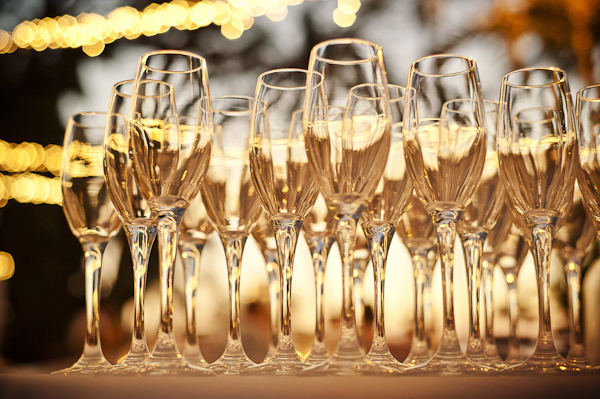 budget-wedding-ideas-champagne-cocktails.original