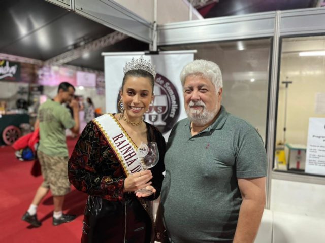 Rainha da II Feira Nacional da Uva e do Vinho e o Presidente da ABS-DF Sérgio Pires